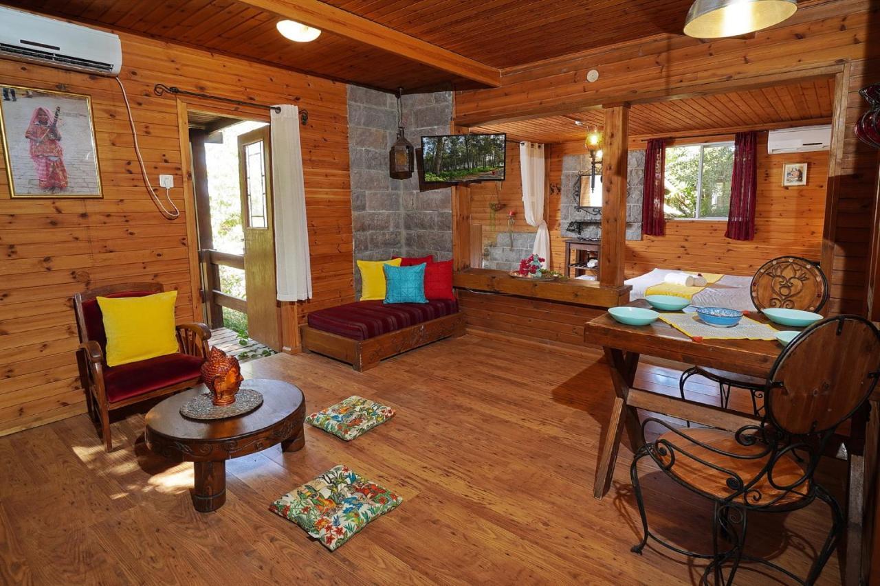 Curry Lodge *